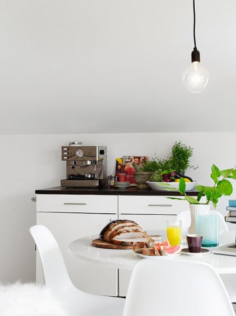 Фотография: Кухня и столовая в стиле Скандинавский, Малогабаритная квартира, Квартира, Дома и квартиры, Мансарда – фото на INMYROOM