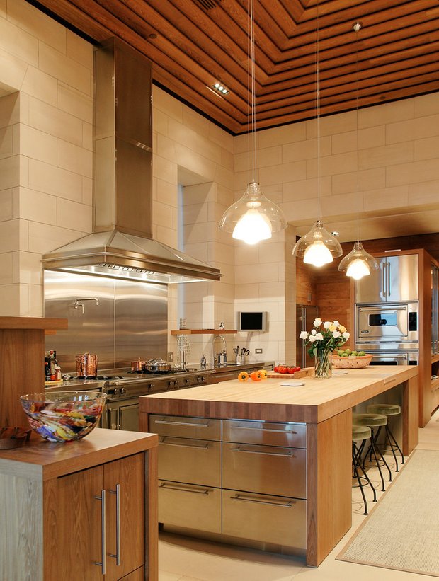 Фотография: Кухня и столовая в стиле Современный, Декор интерьера, Архитектурные объекты, Потолок – фото на INMYROOM