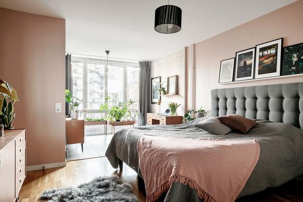 Фотография: Спальня в стиле Скандинавский, Классический, Декор интерьера, Квартира, Швеция, Белый, Красный, Серый, 2 комнаты, Более 90 метров – фото на INMYROOM