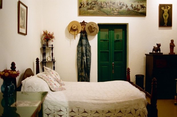 Фотография: Спальня в стиле Прованс и Кантри, Декор интерьера, Дом, Голубой, Мексика, Дом и дача, Мехико, Фрида Кало – фото на INMYROOM
