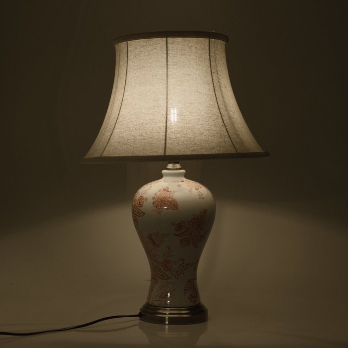 Лампа настольная с белым абажуром  