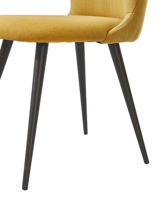 Мягкий стул в желтой обивке