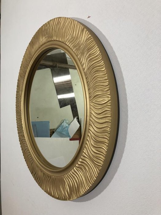 Настенное зеркало Wave в раме золотого цвета