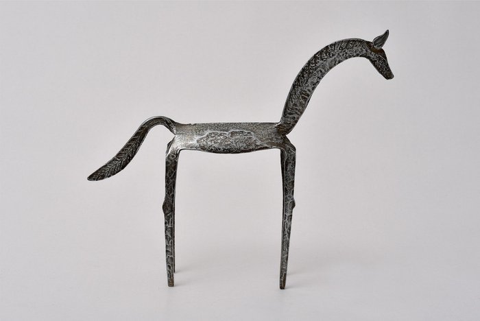 Металлическая статуэтка Лошадь M серого цвета