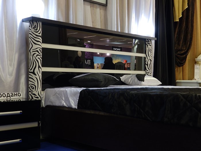 Спальня Сан-Ремо из кровати 160х200 с подъемным механизмом и двух прикроватных тумб черного цвета