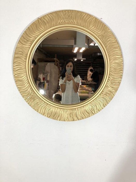 Настенное зеркало Wave в раме золотого цвета