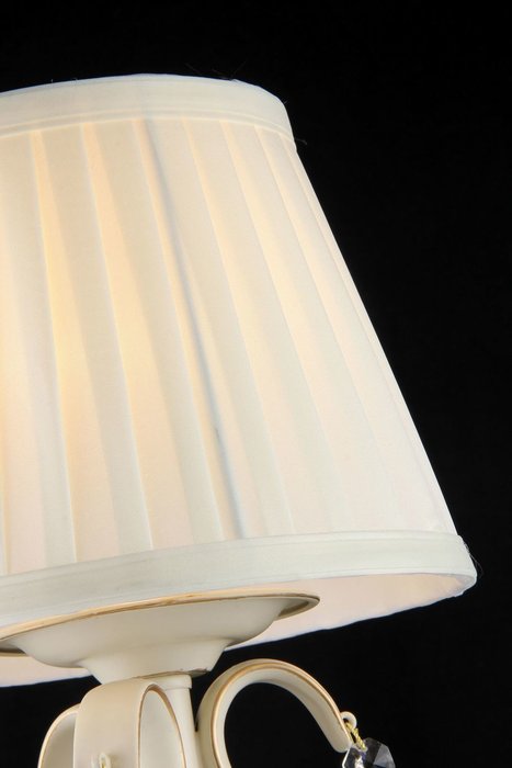 Настольная лампа Brionia с абажуром белого цвета