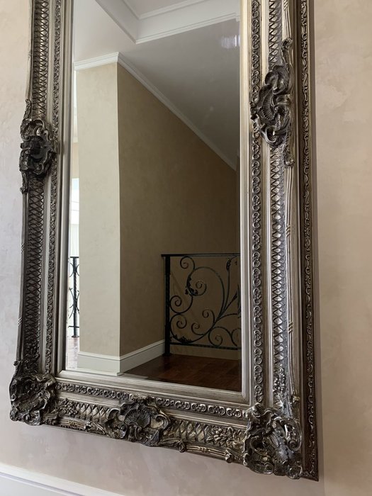Настенное зеркало Antique в раме серебряного цвета
