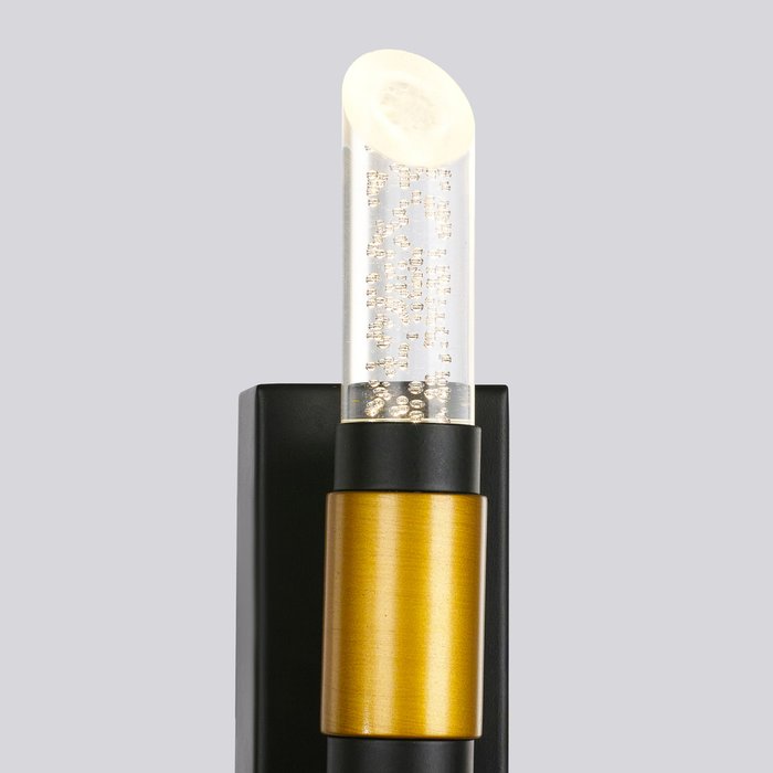Настенный светильник на металлической арматуре черного цвета