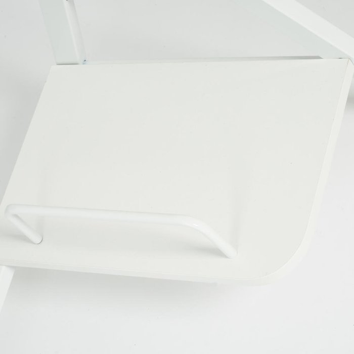 Стол офисный белого цвета со стеклянной столешницей