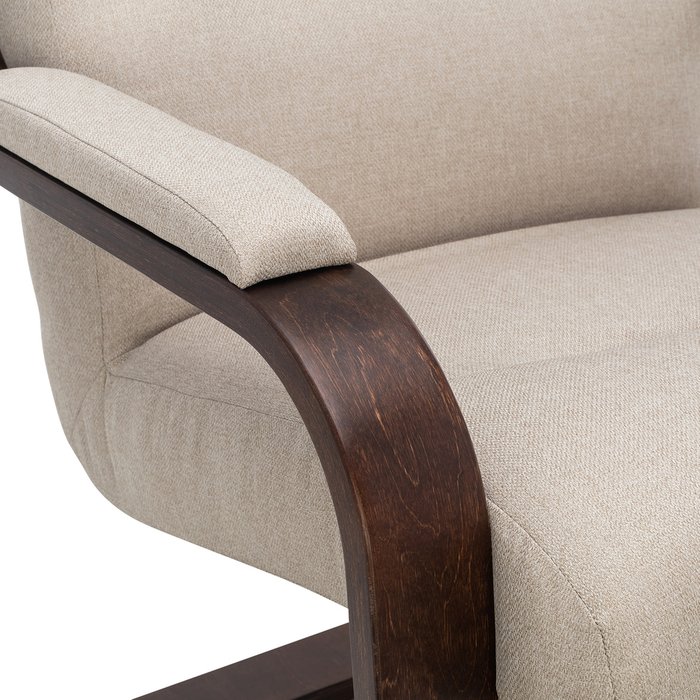 Кресло Оскар бежевого цвета с коричневым основанием