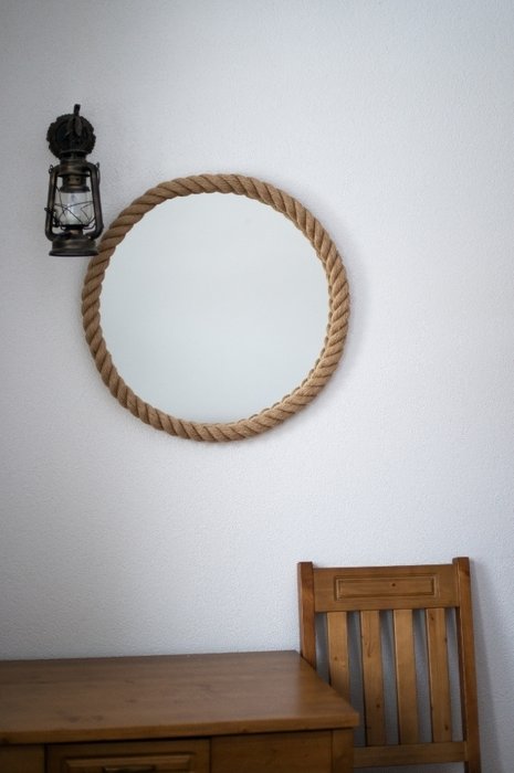 Настенное зеркало круглой формы в канате