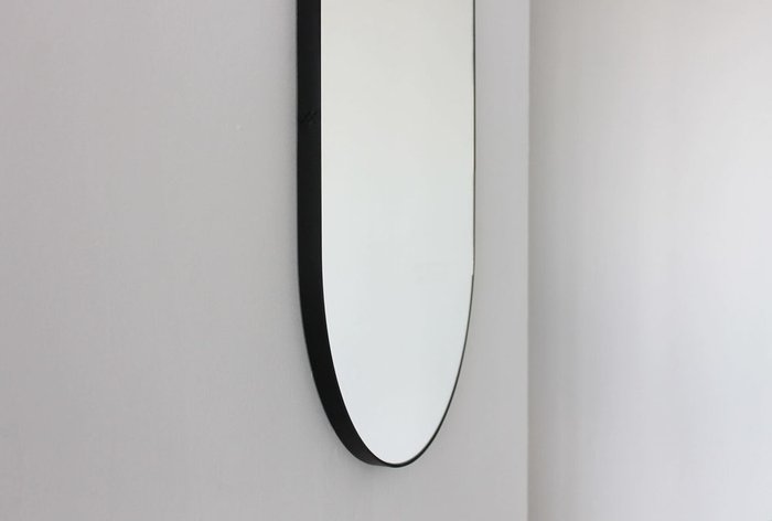 Овальное настенное зеркало Ippo в ремне из натуральной кожи   