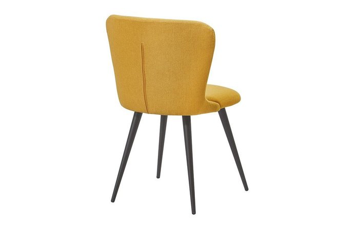 Мягкий стул в желтой обивке