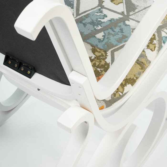 Кресло-качалка белого цвета с орнаментом