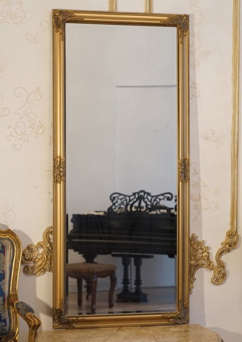 Настенное зеркало Antique в раме золотого цвета 
