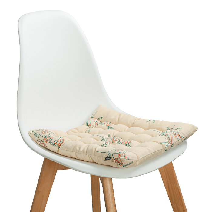 Подушка на стул стеганая из хлопка с графичным принтом Обед рябинника бежевого цвета