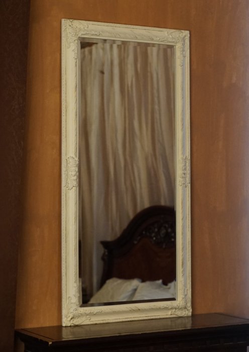 Настенное зеркало Antique в раме белого цвета 
