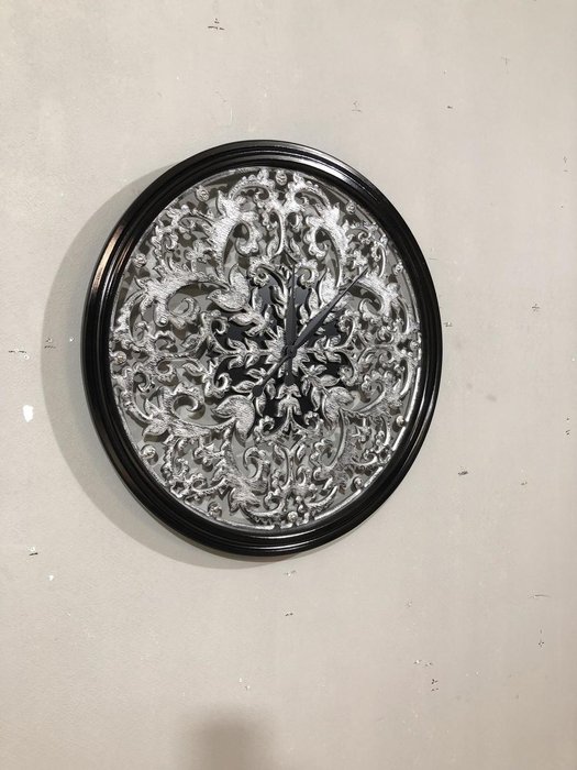 Настенные часы Refined серебристо-белого цвета