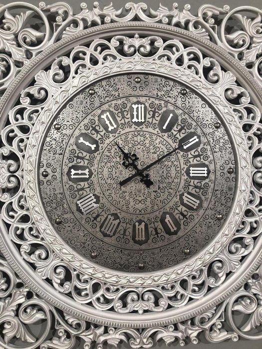 Настенные часы Viktor бело-серебряного цвета