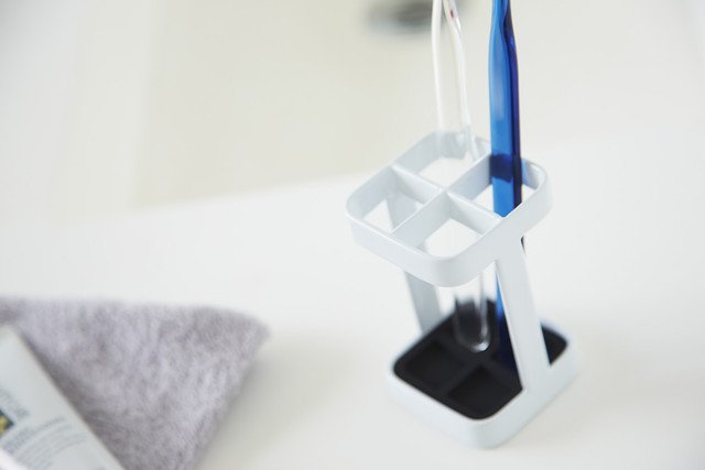 Подставка для зубных щеток Tower белого цвета