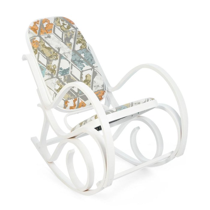 Кресло-качалка белого цвета с орнаментом