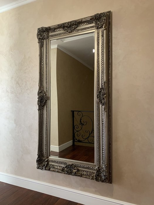 Настенное зеркало Antique в раме серебряного цвета