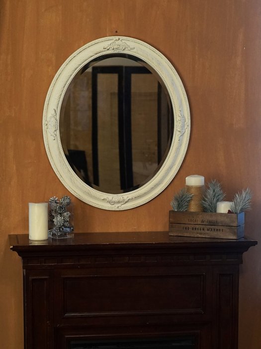 Настенное зеркало Antique в раме белого цвета