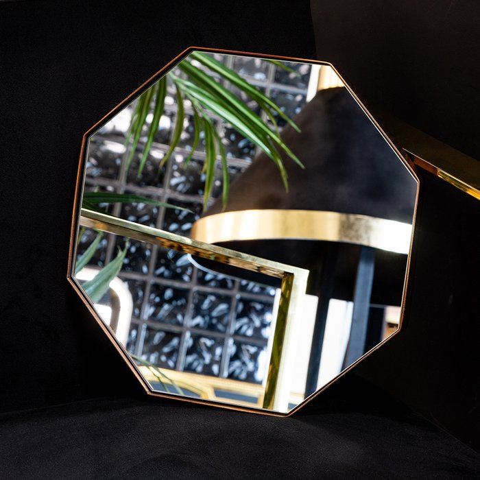 Настенное зеркало Велау в раме золотого цвета