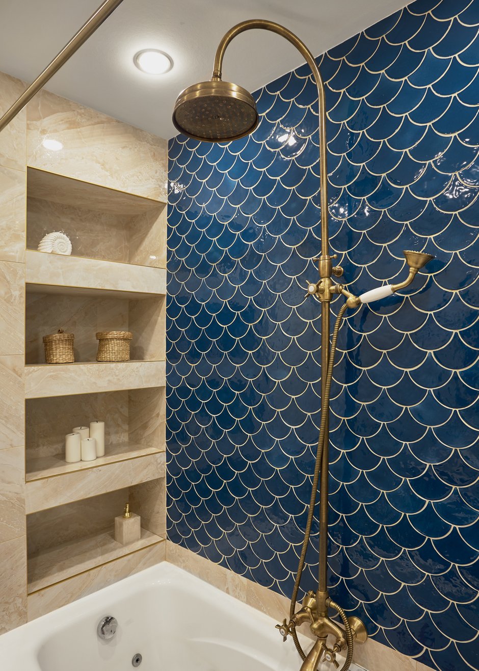 Настроение в ванной комнате задали плитка в виде чешуи и любовь хозяйки к морю и русалкам.