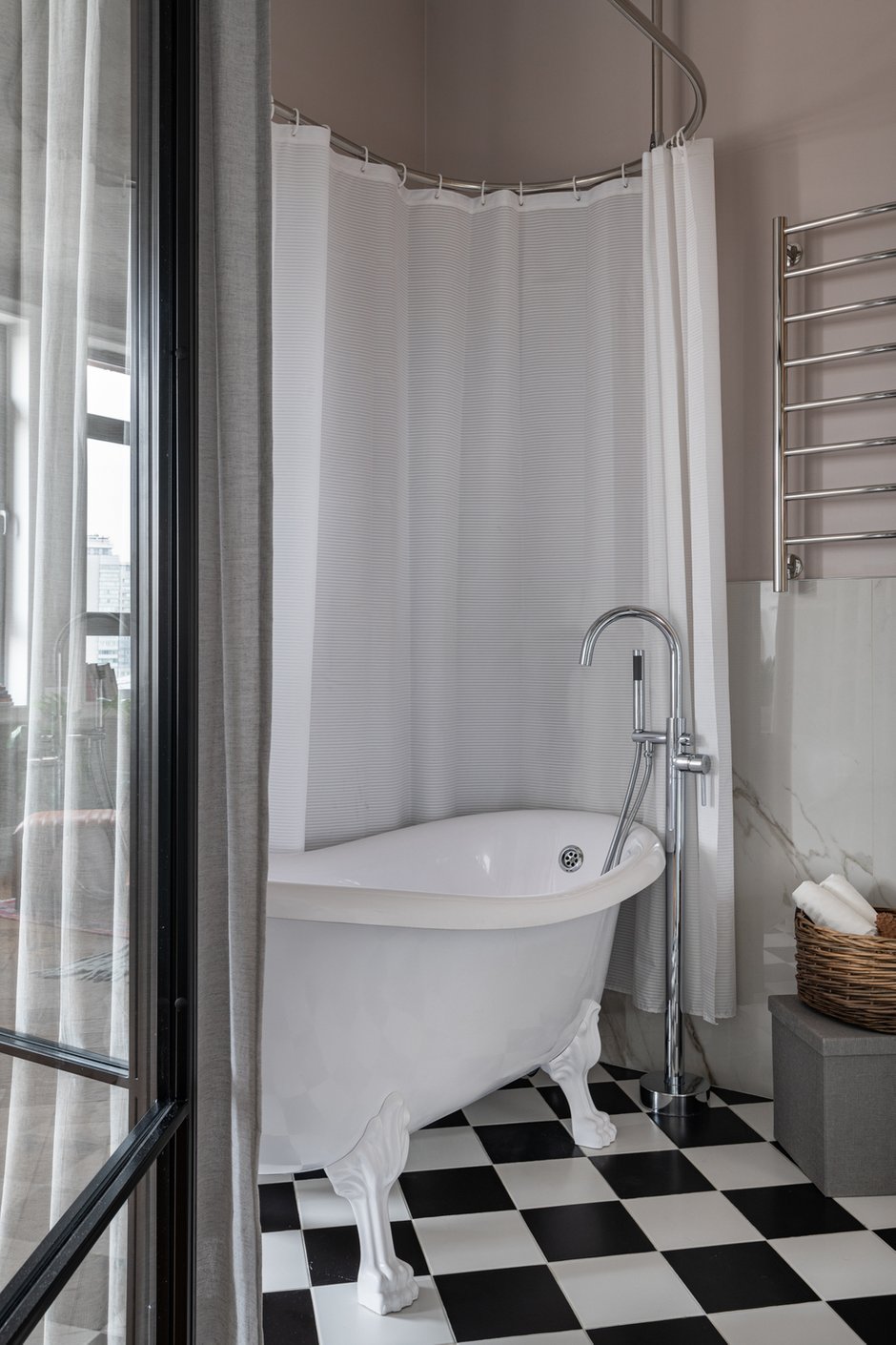 Отдельно стоящая ванна со звериными ножками отсылает к классическим французским интерьерам.