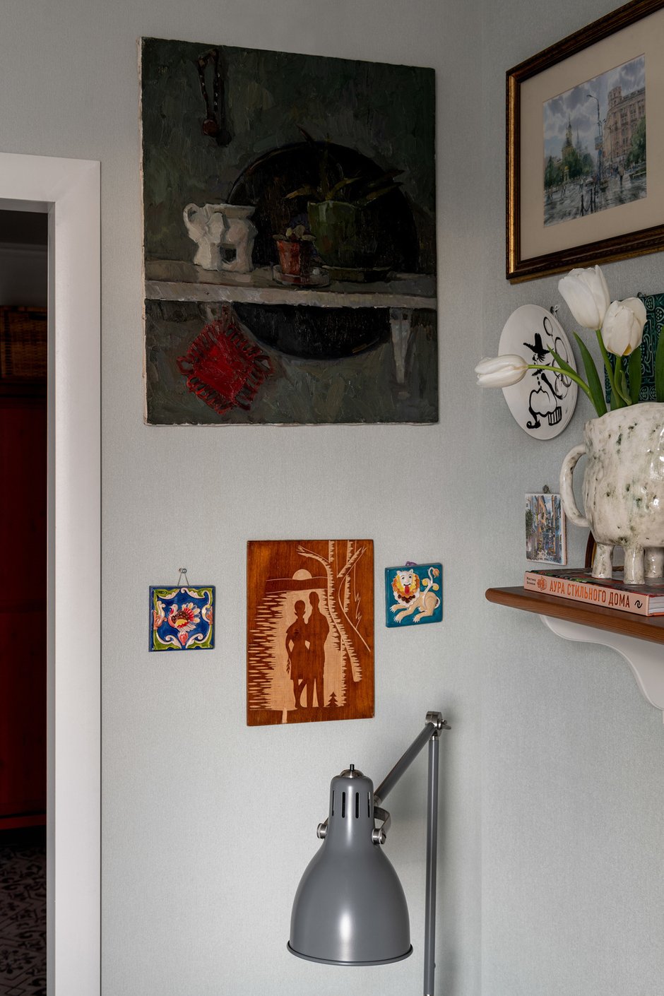 На кухне висит картина студентки художественного вуза с сайт GMOT Алибай Марлям, а также деревянная панель с парой под луной, доставшаяся от родителей.