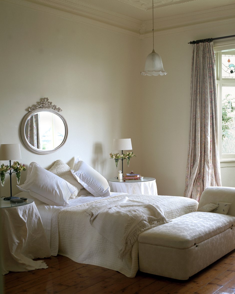 Фотография: Спальня в стиле Классический, Современный, Декор интерьера, Интерьер комнат, Цвет в интерьере, Белый – фото на INMYROOM