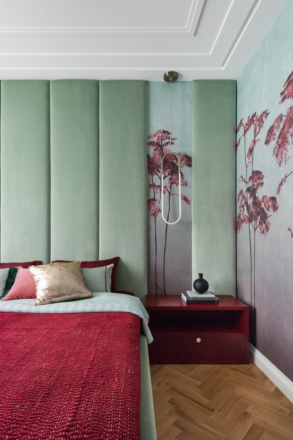В спальне использовано панно фабрики Tenue de ville с оригинальным сочетанием цветов: бордового и бирюзово-зеленого.
