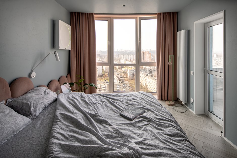 Фотография: Спальня в стиле Современный, Квартира, Проект недели, Монолитный дом, 2 комнаты, 60-90 метров, Lauri Brothers – фото на INMYROOM