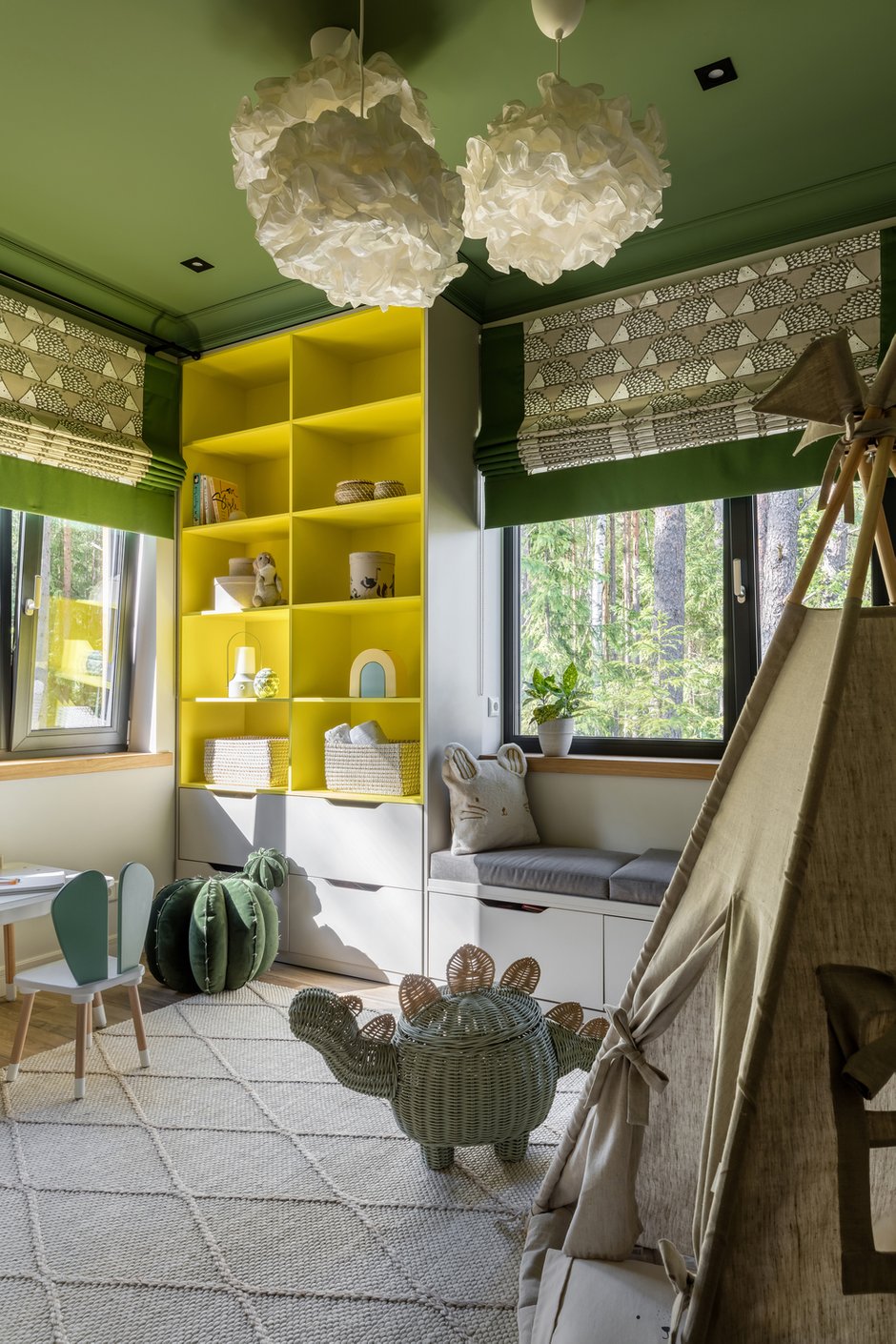 В детской комнате преобладает зеленый цвет, им выкрасили стены и потолок. Этот прием здорово смотрится в сочетании с пейзажем за окном.