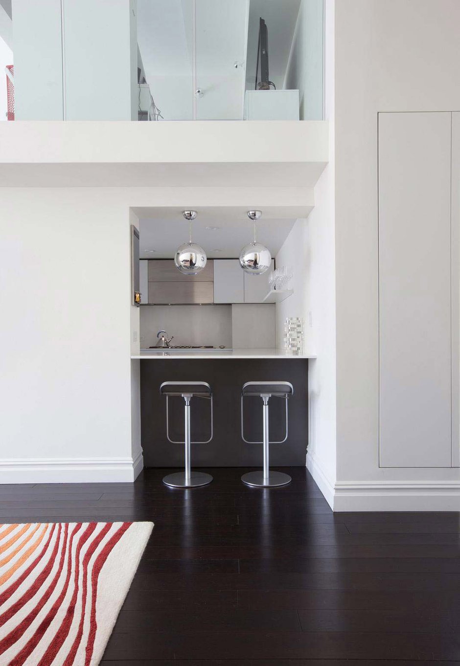 Фотография: Кухня и столовая в стиле Хай-тек, Интерьер комнат, Цвет в интерьере, Белый – фото на INMYROOM