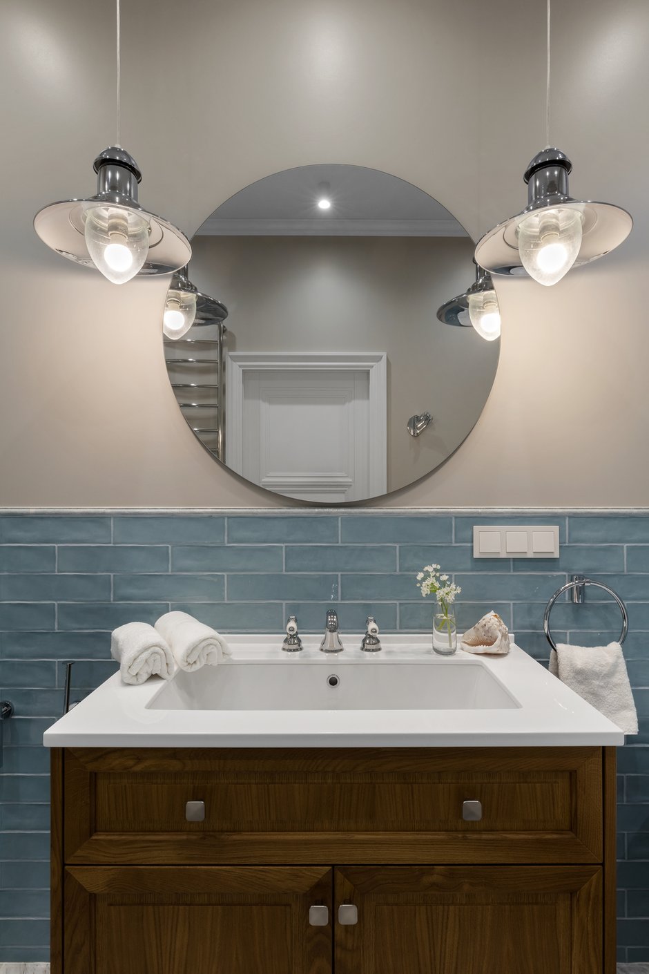 В ванной комнате есть технический свет и подвесы по бокам от зеркала: при использовании только подвесов атмосфера будет более приватной.