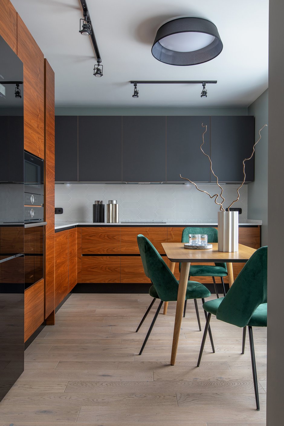 Кухня выкрашена краской Little Greenе, на полу — паркетная доска, как и во всей квартире. Фартук из плитки Equipe.