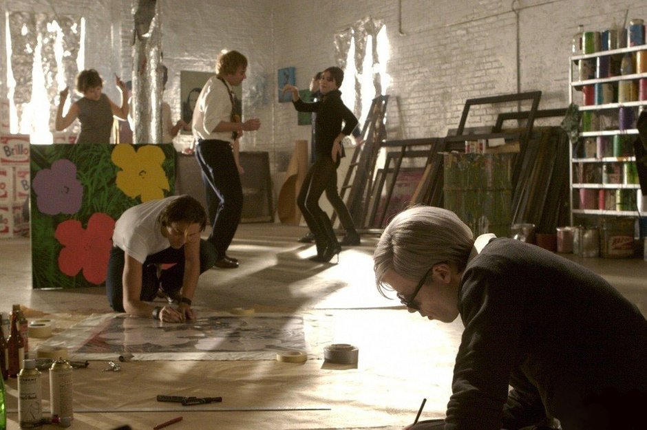 Интерьеры арт-студии The Factory из фильма «Как я соблазнила Энди Уорхолла»