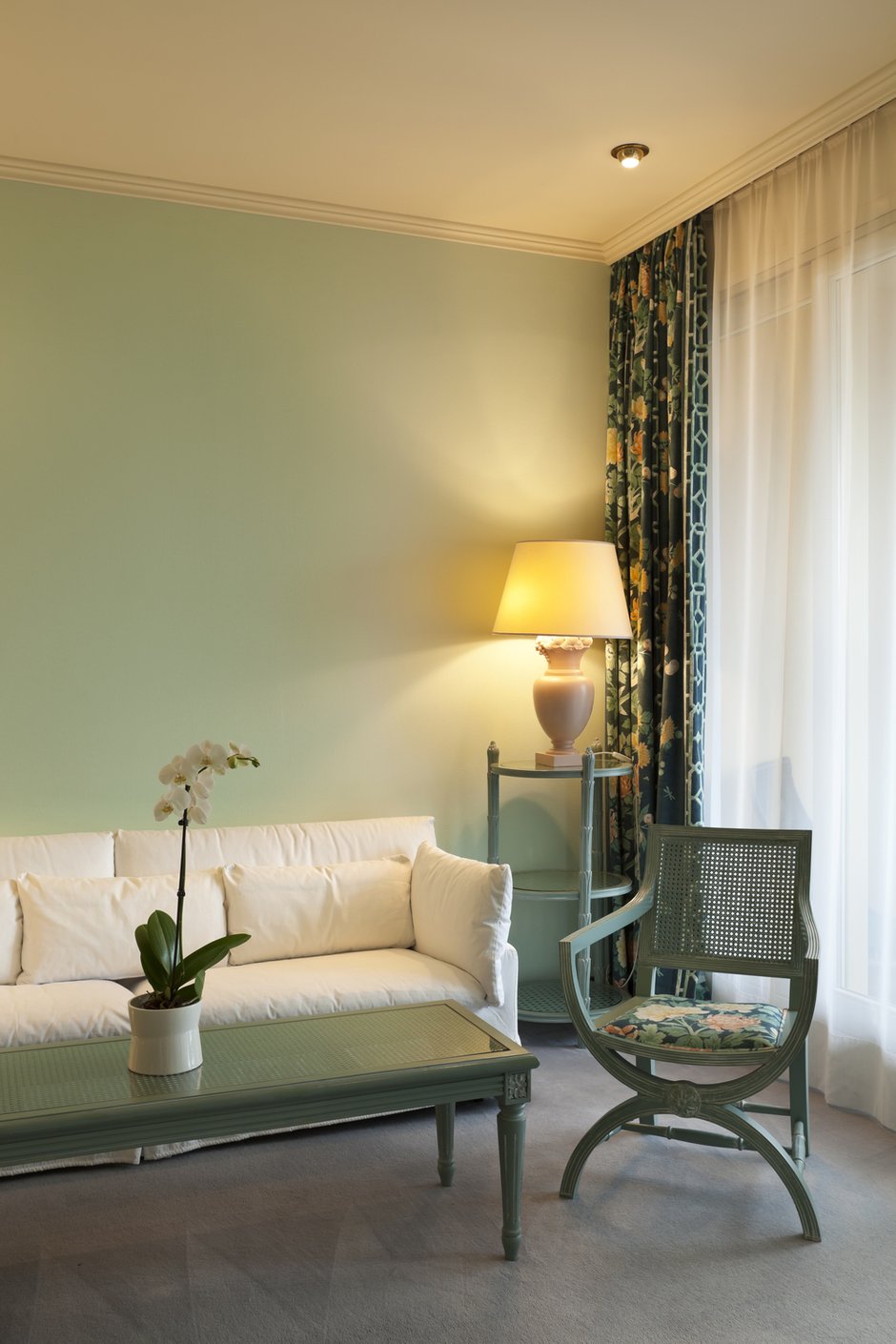 Фотография: Гостиная в стиле Современный, Декор интерьера, Мебель и свет, Кресло – фото на INMYROOM