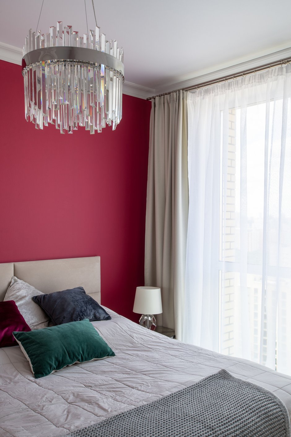 В спальне общий свет решен декоративной люстрой, а дополнительный — настольными лампами на прикроватных столиках.