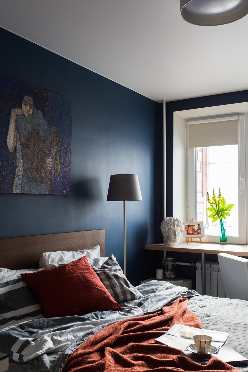 Для спальни не побоялись использовать темный синий цвет. В сочетании с терракотовыми деталями выглядит очень стильно.