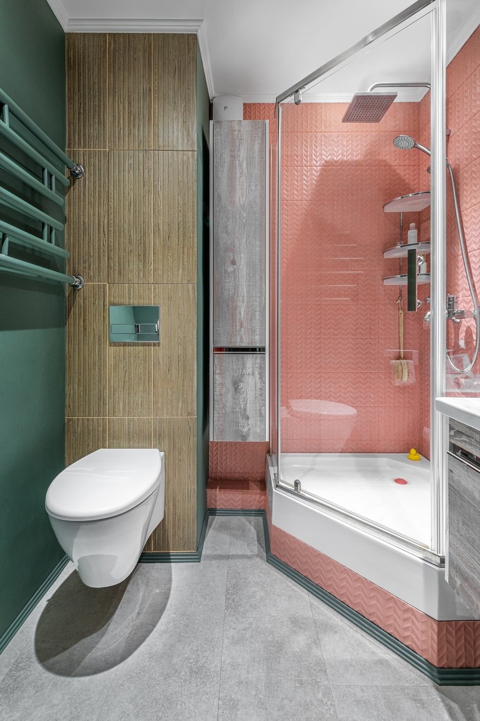 В ванной использовали два цвета стен: зеленый и розовый. Несколько видов плитки и краска отлично сочетаются друг с другом.