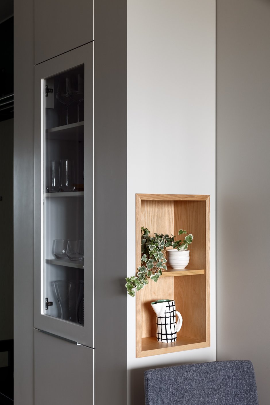 Шкаф-колонна на кухне «работает» на три стороны — фронтальную и боковые — за счет открытых полок.