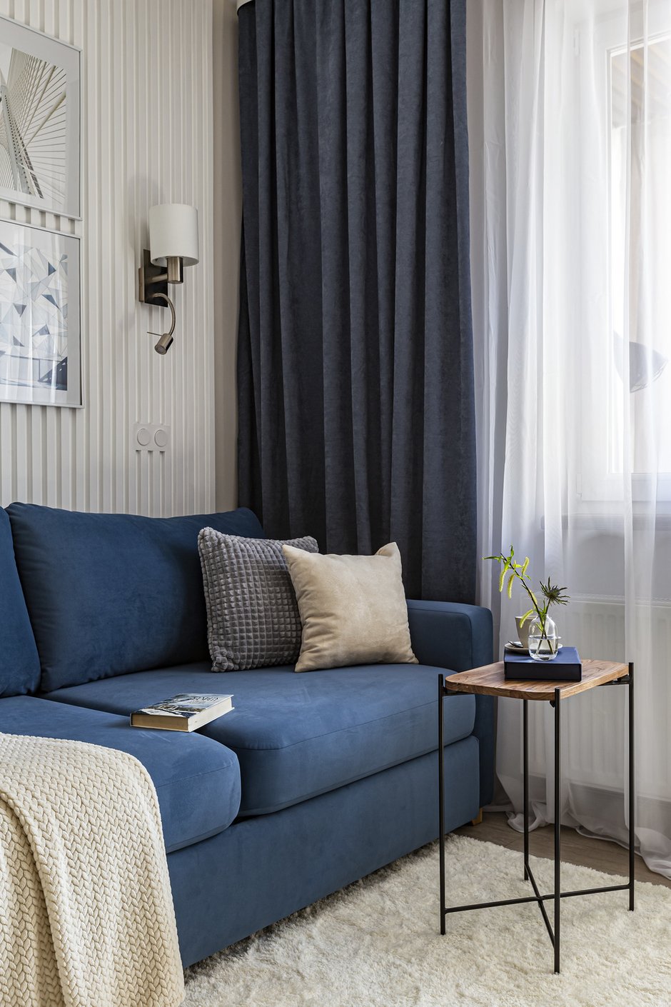 Возле дивана предусмотрено бра, выполняющее сразу две функции: ночника и направленного света для чтения.