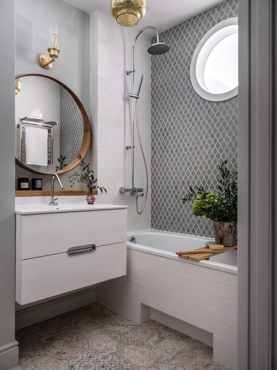 В ванной комнате мозаику дополнили белой плиткой «метро», так как оформлять все стены мозаикой было бы не только перебором в визуальном плане, но и дорого.