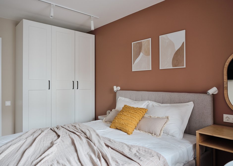 В спальне предусмотрен трехстворчатый шкаф с белыми фасадами из ИКЕА. Выбор готовых изделий позволил сэкономить деньги и время.