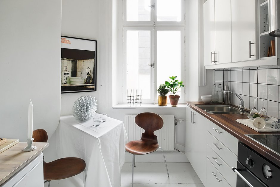 Фотография: Кухня и столовая в стиле Скандинавский, Малогабаритная квартира, Квартира, Цвет в интерьере, Дома и квартиры, Белый – фото на INMYROOM