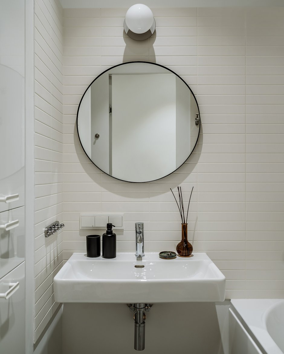 В ванной комнате опробовали суперэкономичный метод облицовки: все «мокрые» зоны закрыты, но при этом основной объем отделки приходится на простые окрашенные поверхности. 